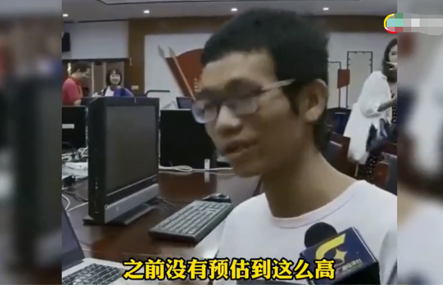 广西学霸查分723一脸淡定，数学满分、英语仅扣3分，网友：秀儿