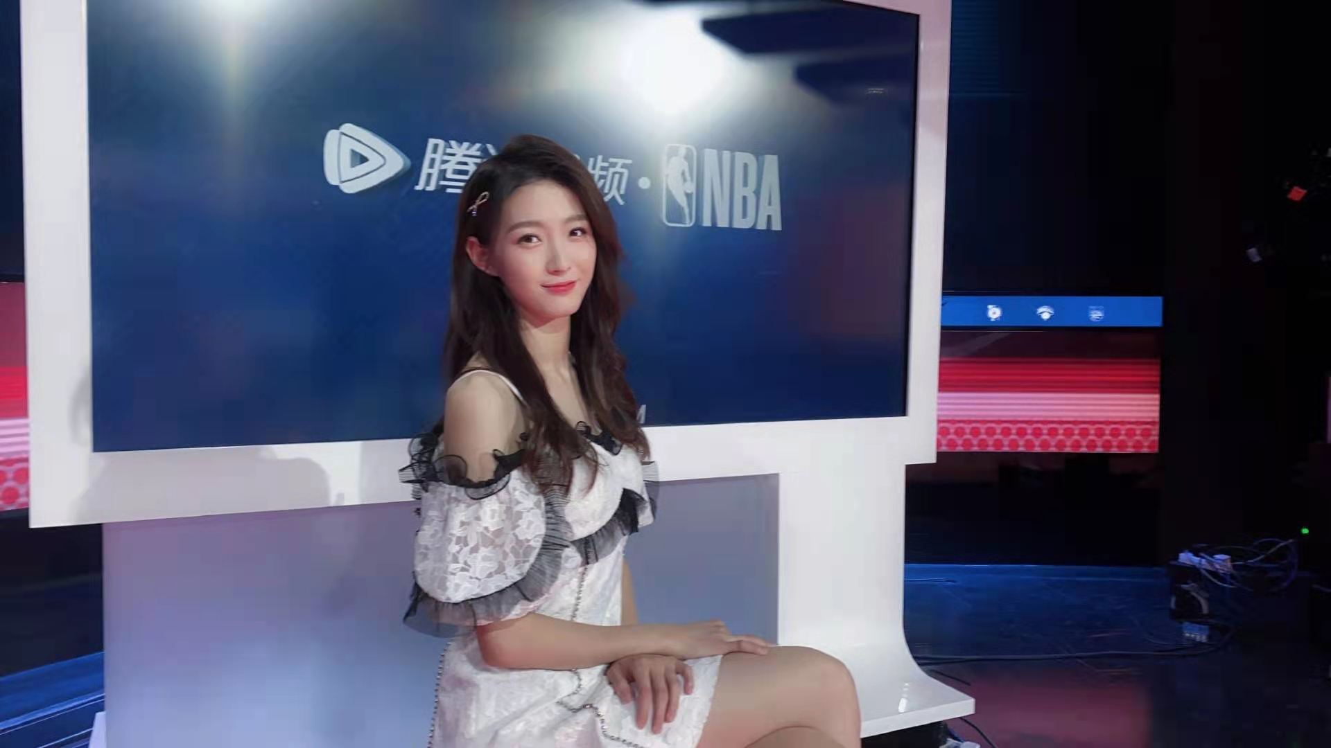 nba这个著名主持人是谁(NBA主持人雪儿晒美照，唇红齿白，窈窕美艳，不比美娜、小七差)