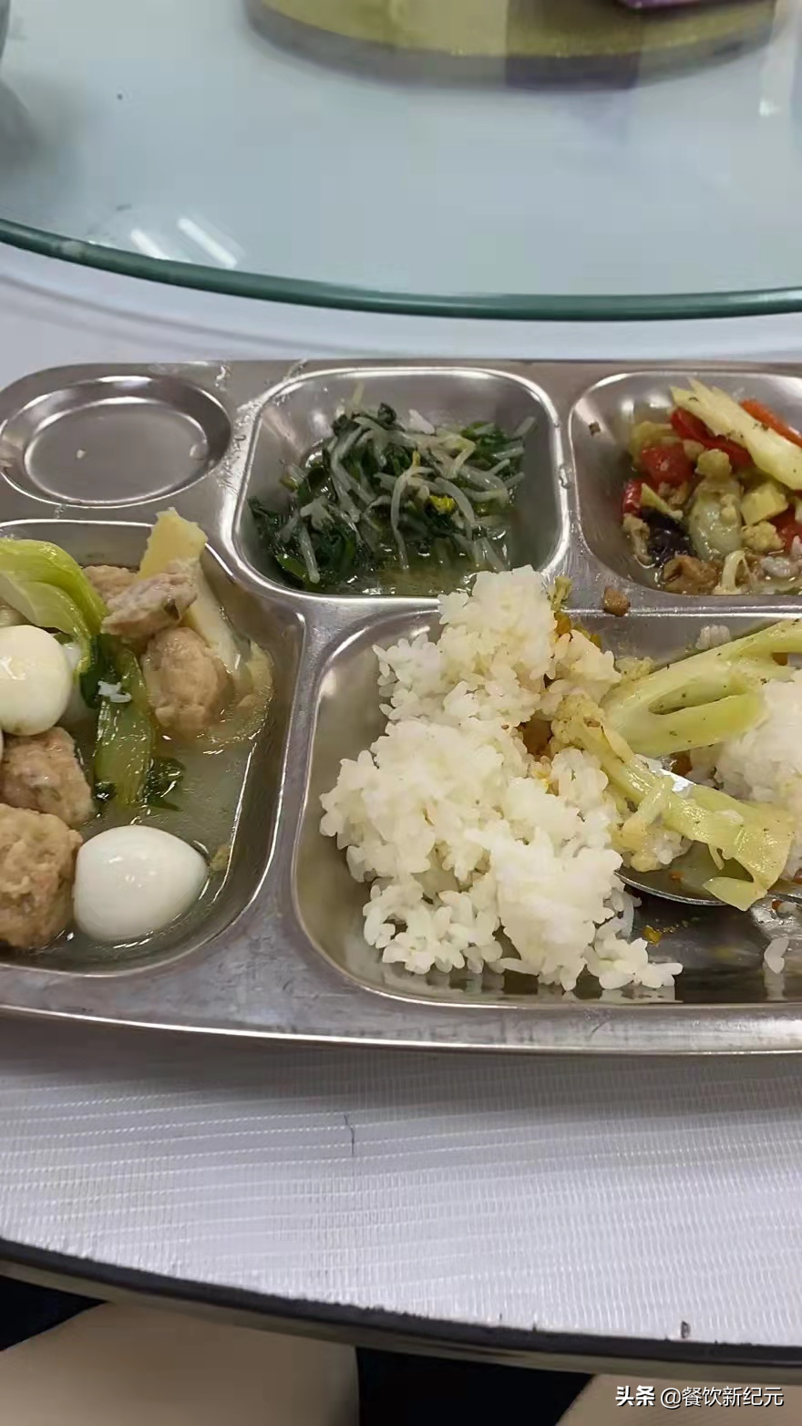 我，28岁，在包邮区当小学老师，年薪15万，看到食堂伙食，想离职