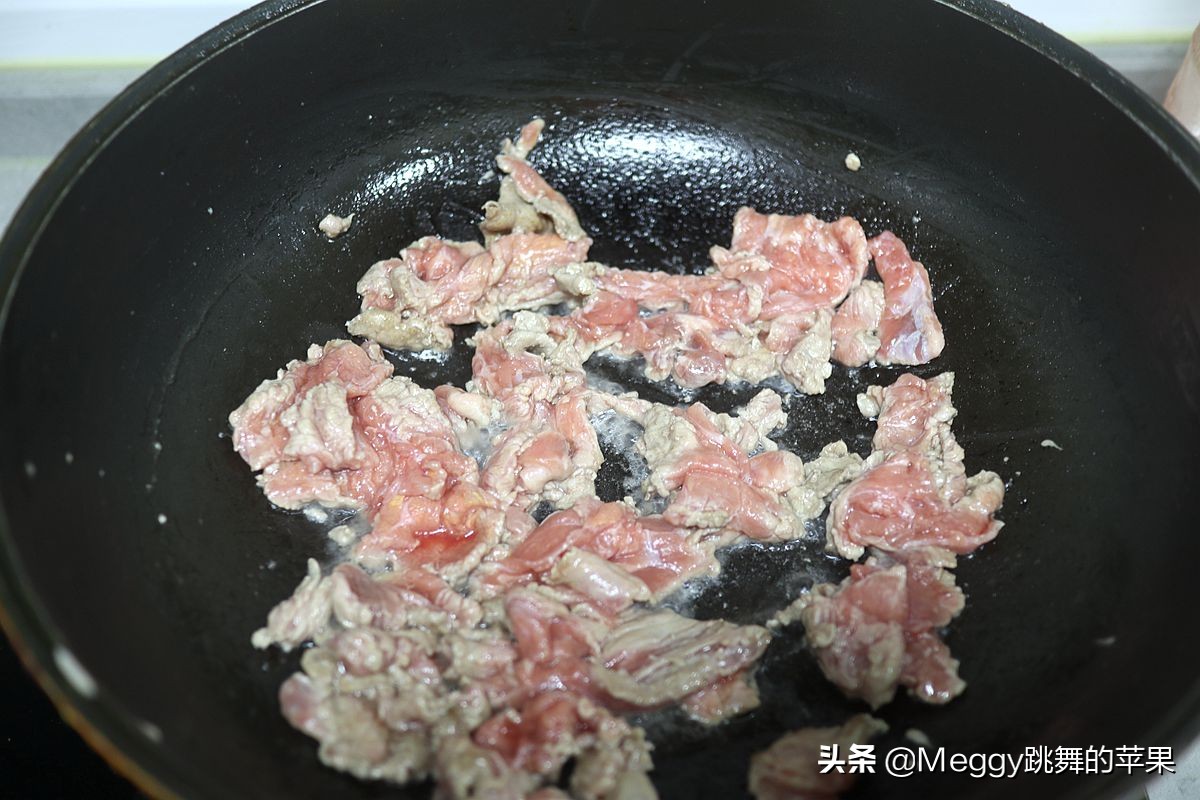 牛肉炒洋葱怎么做（这样做肉片薄嫩入味洋葱不蔫）