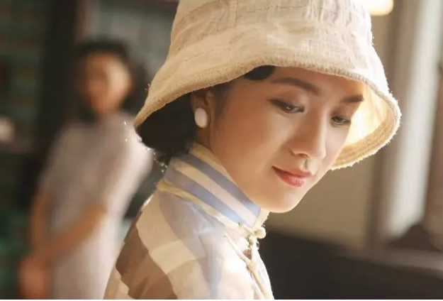 结婚的对象是电影《晚秋》的导演孙泰勇,对方比汤唯大了整整10岁.