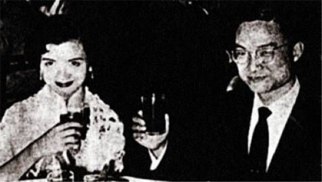 3年前金庸逝世，书迷自发赶到医院，次子捧遗像送父亲最后一程