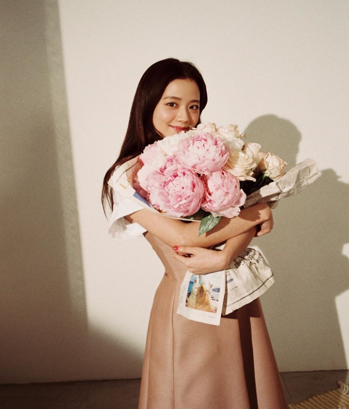 一束芍药花图片(金智秀气质拿捏得真好,捧着一束红芍药花,像个高级花