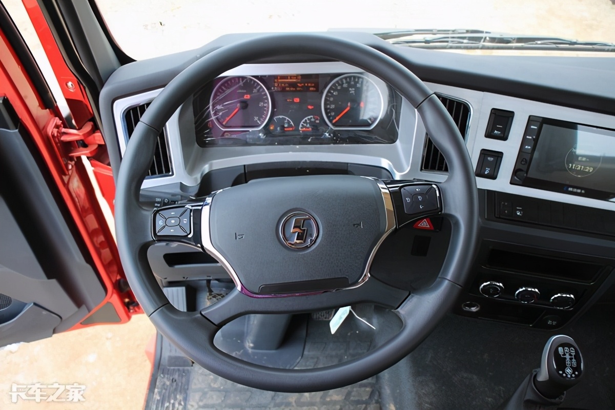 延续德龙系前脸 整车自重约7.8吨