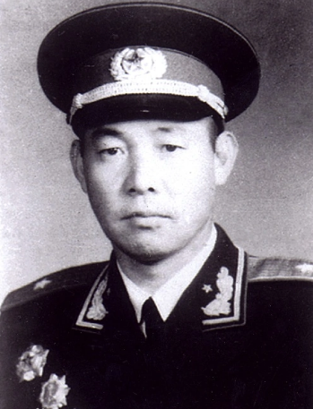 “雷公爷”刘亚楼顶撞毛泽东，毛主席却说：他说了算吧，我管不了