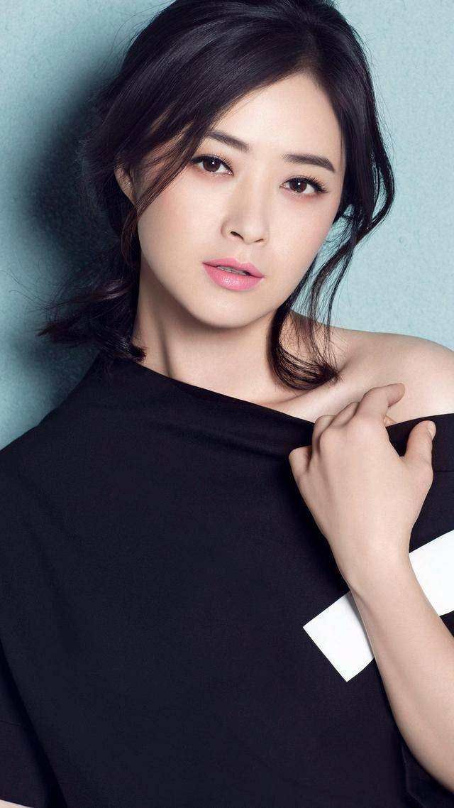 蒋欣把大骨架变成优势,穿一身国风礼服优雅高级,看着就好有气场