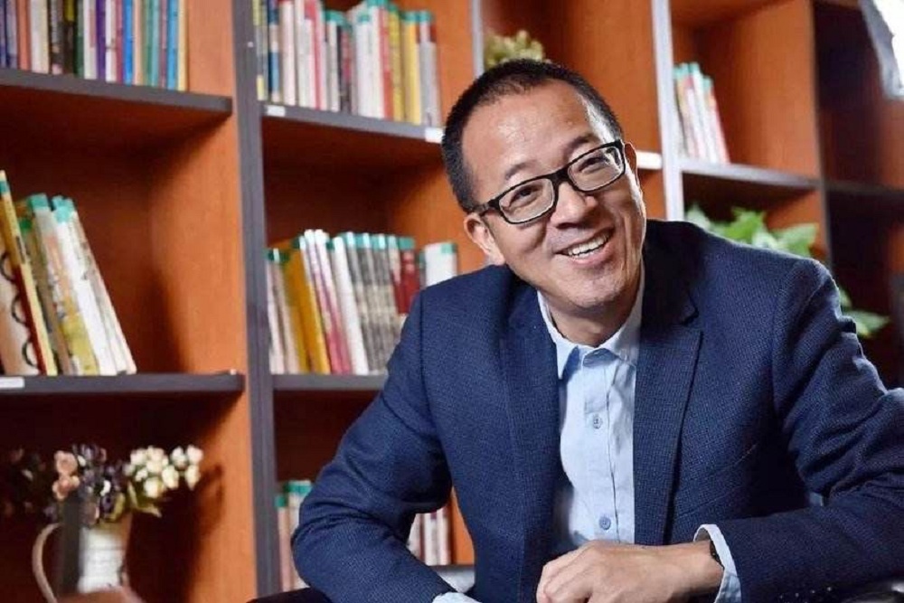 俞敏洪：给班里丑姑娘写情书，创业路上历经磨难，体面退场被称赞