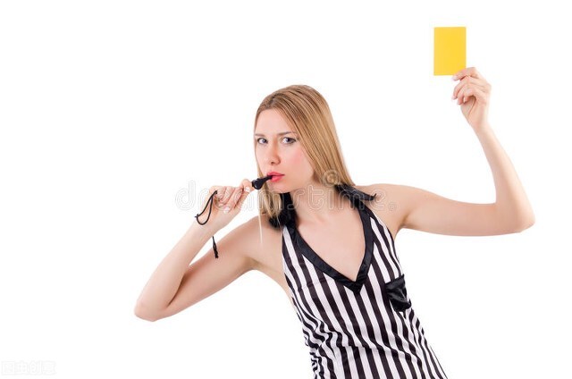 足球主裁換人怎么吹（怎么樣才能當一名好的足球裁判員，我們要學會那些基本規則）