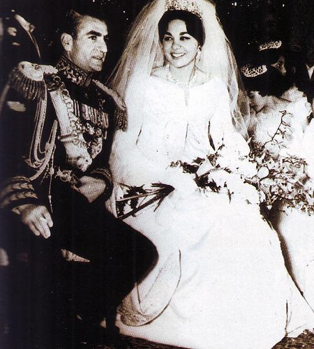 伊朗末代美艳王后！国王宠翻送天价珠宝，却因无法生育被流放