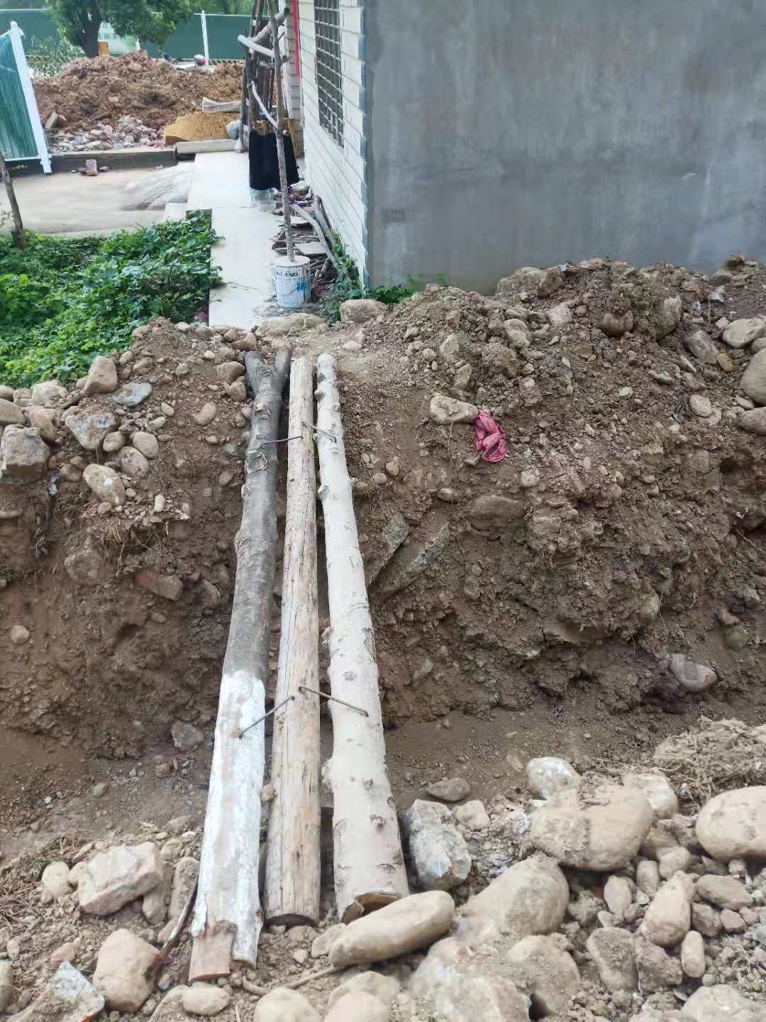 拆迁未达成补偿协议，房子四周被挖渠排水变“孤岛”，相关部门：正常施工，未动主人房子