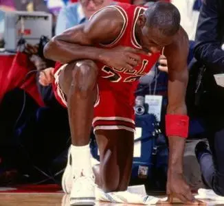 98篮球网nba直播吧（NBA纪实连载27：98年带领内忧外患的公牛三连冠，乔丹彻底封神上卷）