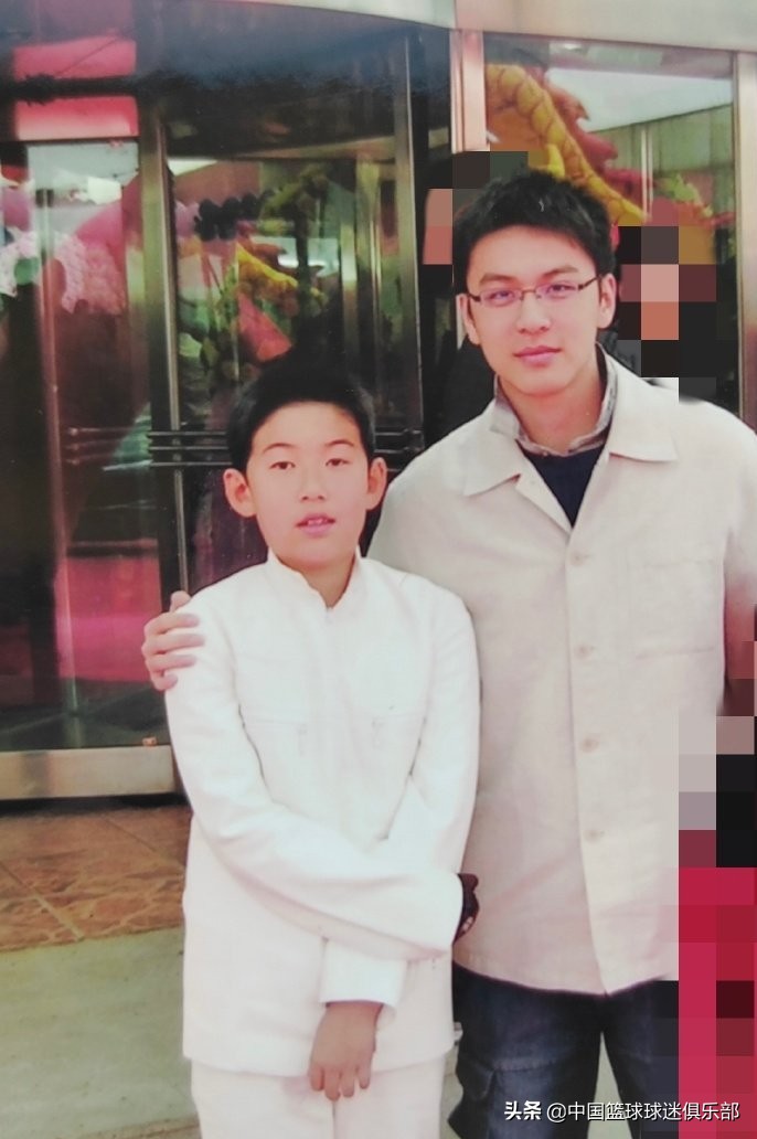 父亲为原辽宁男篮主力球员付伟;不过付伟2003年不幸去世,付豪年仅6岁