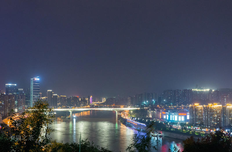 山城重庆，轻轨出行，玩转8D网红城市