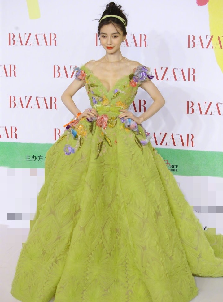 32岁杨颖身穿绿色花朵裙,腰肢纤细锁骨好抢镜,网友:在逃公主
