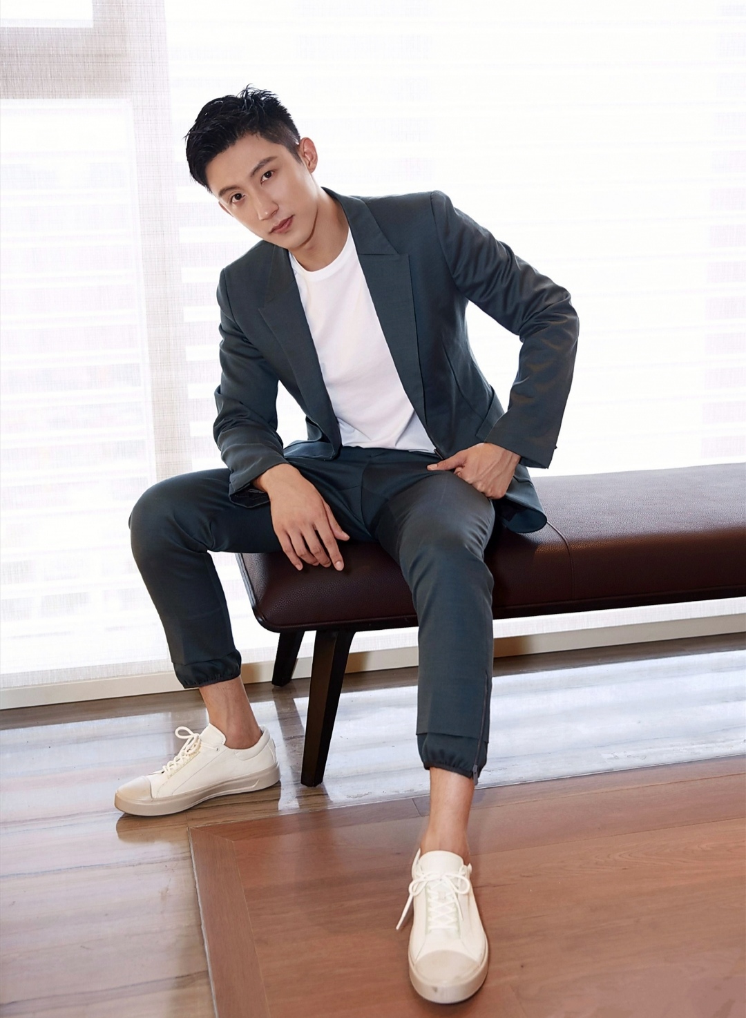 黄景瑜不仅外形帅气时尚,很多造型搭配也是可圈可点,将色彩搭配运用得