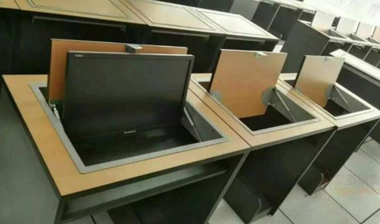 高校更换“高科技”新课桌，学生表示世界观被颠覆，网友羡慕不已