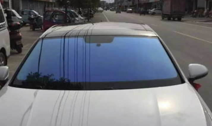 为什么说汽车前挡风玻璃不要贴膜？