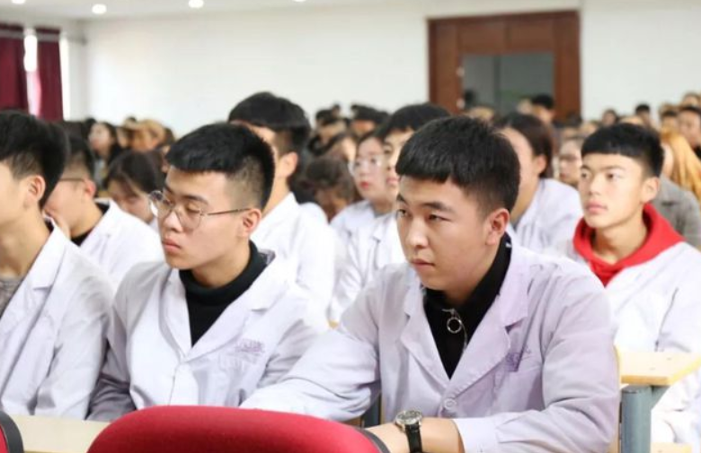 医学类专业就业前景排名，临床医学热度下降，榜首叫人羡慕