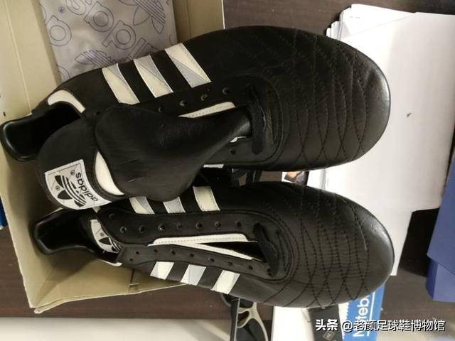 世界杯球鞋底是什么(无知了，adidas除了黄底黑wc，居然还有那么多古董足球鞋)