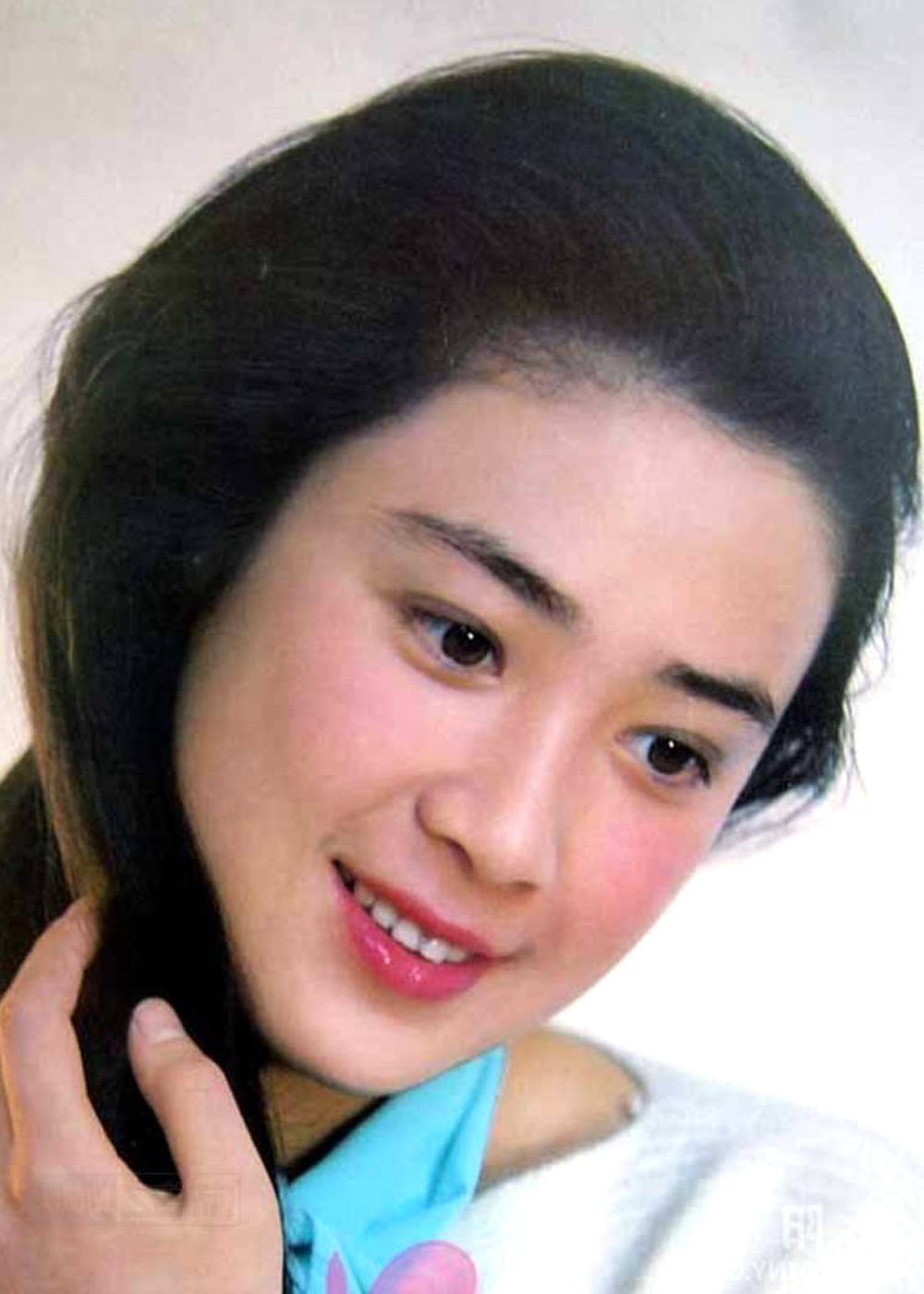 当年的傅艺伟五官精致漂亮,兼具东方女性的端正,贤淑,文静的气质.