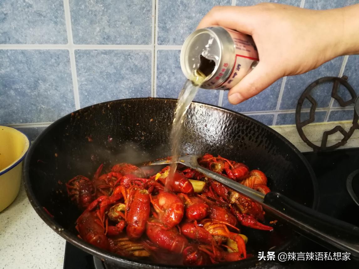 啤酒小龙虾，红彤彤的颜色、麻辣鲜香的味道，和这个夏天最相配了