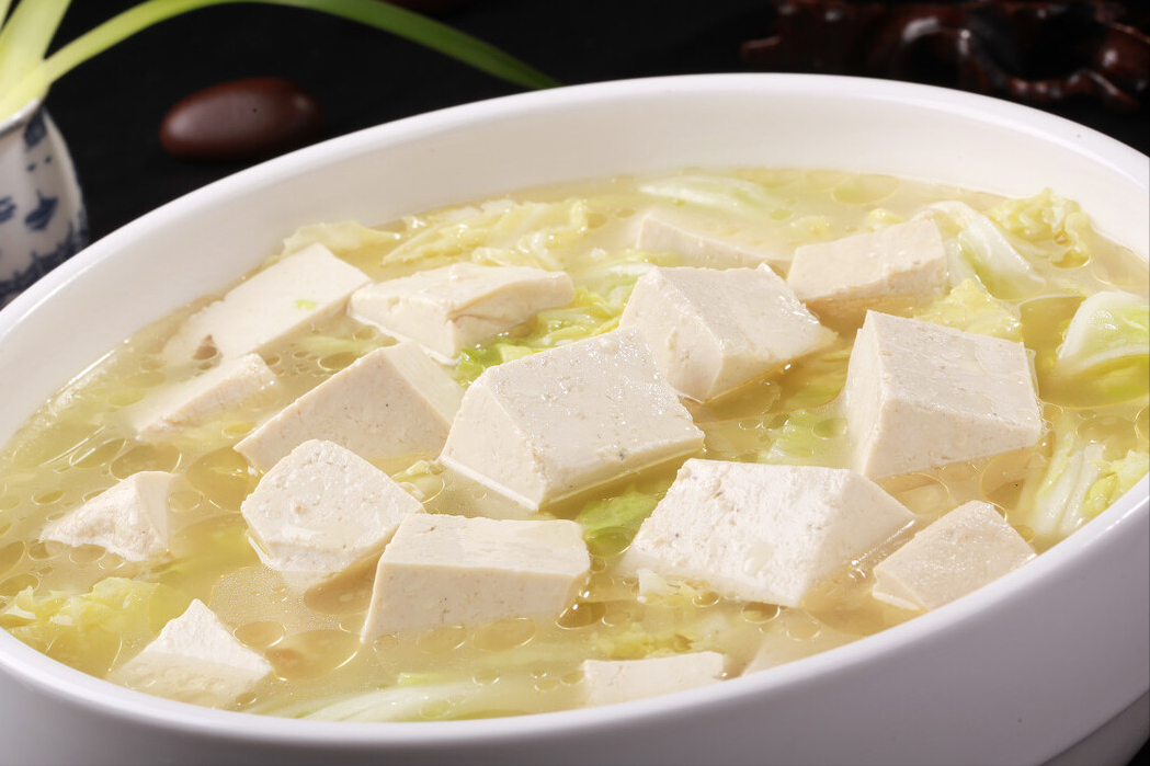 白菜炖豆腐，先炒白菜还是豆腐？大厨教你正确顺序，鲜香又入味