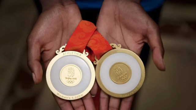 中国奥运会金牌是纯金的吗(奥运金牌是用真金做的吗?