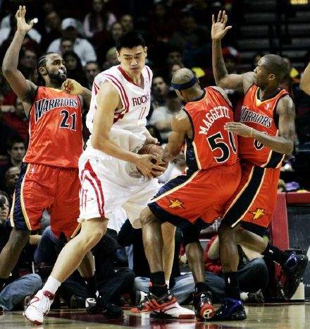 nba哪些巨星不怕包夹（太夸张！NBA这5人不包夹根本顶不住 现役2人上榜）-趣拿体育