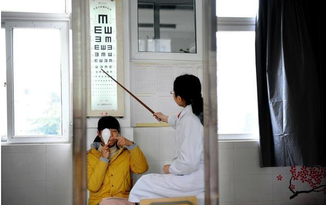 高考体检“翻车现场”，学生担心的事严重超纲，让人尴尬又好笑