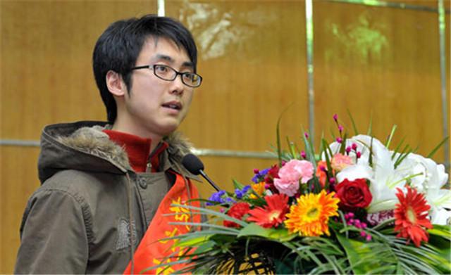 2005年，少年背母上学感动中国后，变性成女人，如今美到认不出