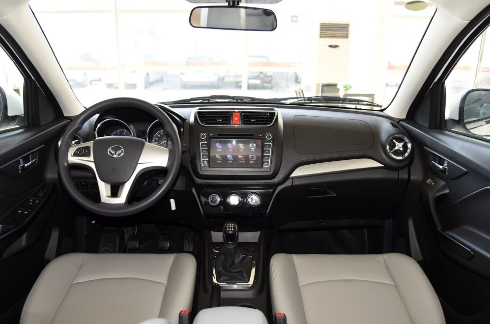 在内饰设计上,北汽幻速s3给出了经典的家居风格设计,不过不同配置之间