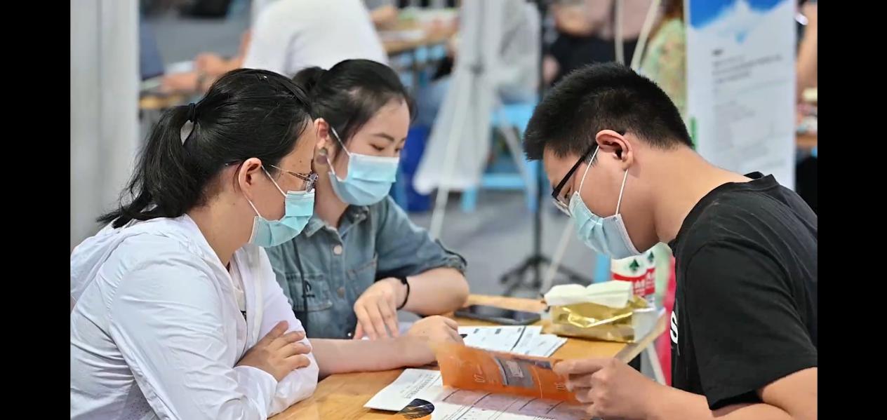 107家企业奔赴南京这所高校，带来4000多个岗位，软件和信息技术人才最紧俏！