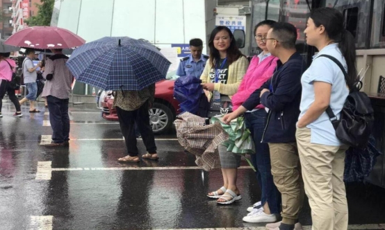 孩子参加高考，家长有必要在考场外“陪考”吗？听听学霸家长咋说