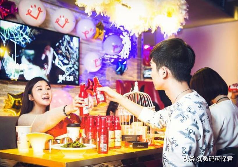 被年轻人遗弃，5年关店近6万家，传统KTV为何走上下坡路？