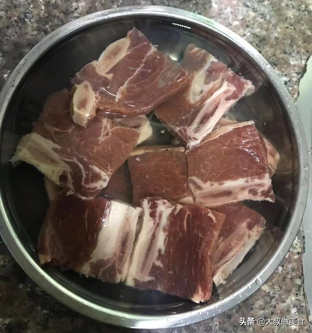 牛仔骨怎么做好吃又简单（3步就能做出鲜嫩多汁的牛仔骨）