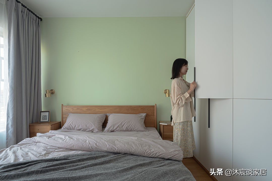 她的新家，自然舒适，灰色瓷砖配着大白墙，经典大方不易过时