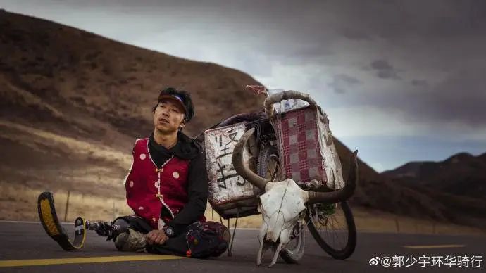 他缺少一只胳膊一条腿，顽强拼搏在快手被认可，几乎骑遍全中国