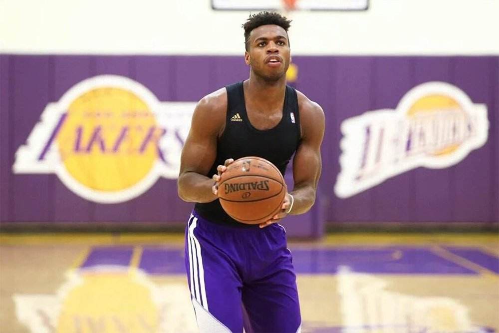 周琦这么菜为什么能打nba（周琦为何打不了NBA？看看他同年新秀里的肌肉男吧！他进步太小了）