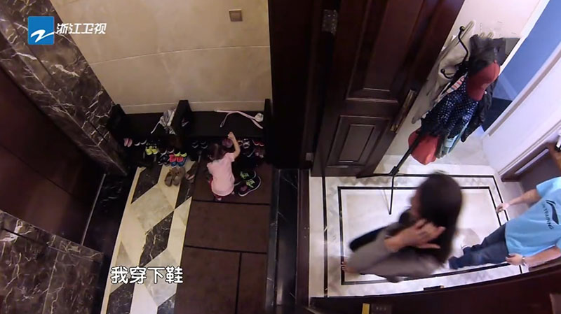 家有奖杯正常，可你见过空荡的客厅打一整面墙放奖杯的李小鹏家吗
