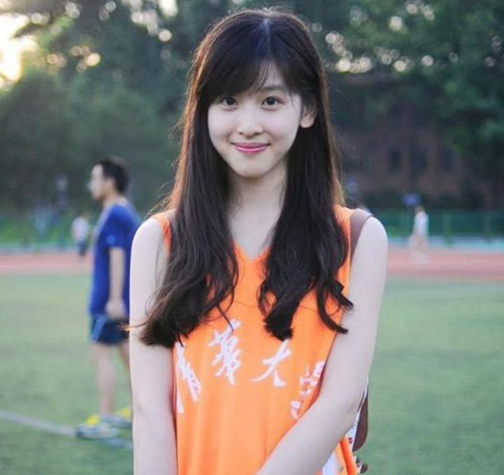 ​清华大学状元校花，堪称行走的招生简章，网友：我要复读考清华