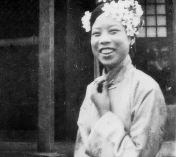 1953年，44岁妇女临终对清洁工丈夫吐露一个秘密：我曾是大清皇妃