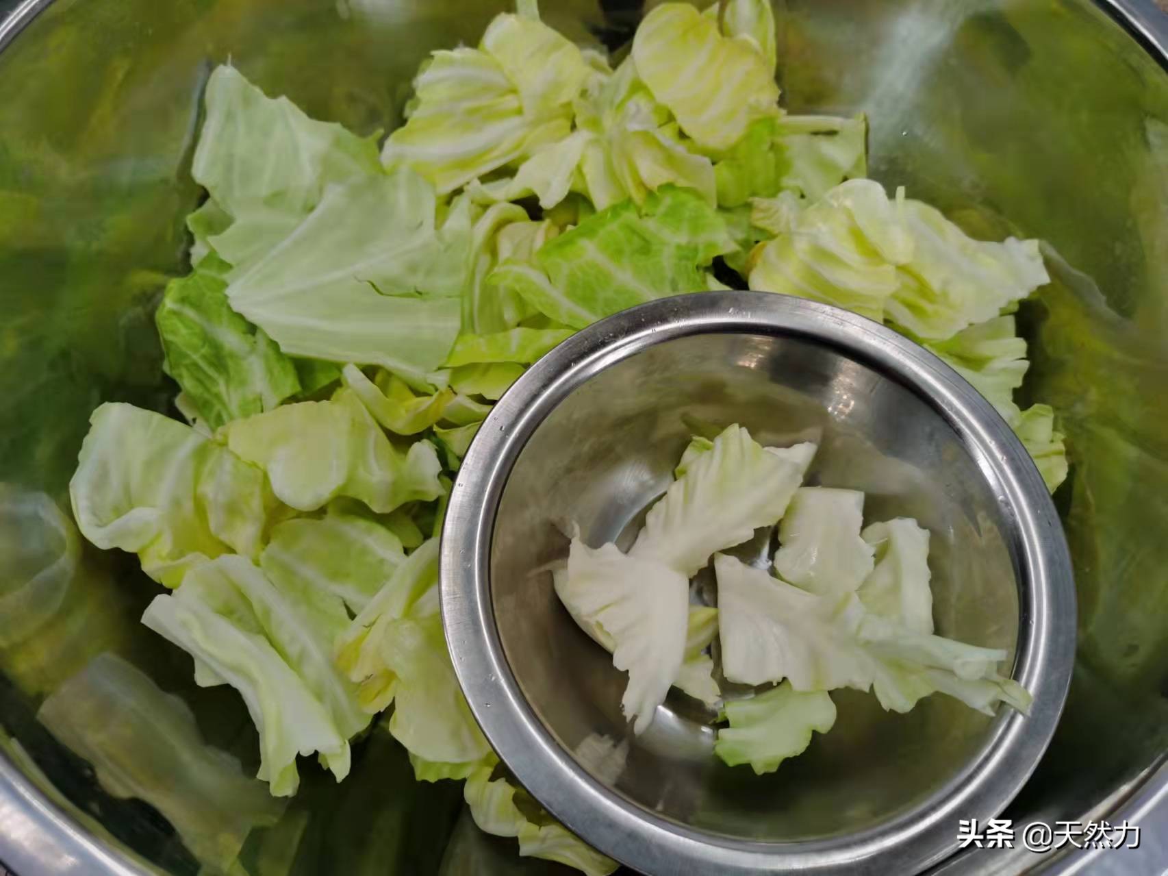 炝炒手撕包菜的做法（手撕包菜详细的做法技巧）