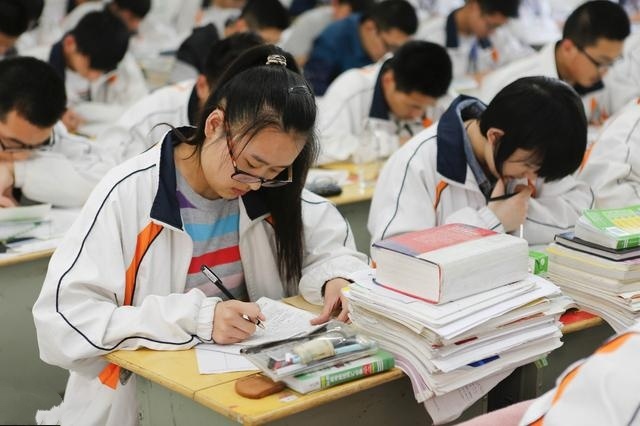 高考復(fù)讀生達180萬？高考“內(nèi)卷”更嚴(yán)重，家長取消復(fù)讀