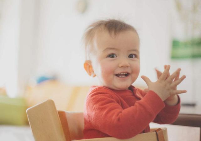试管宝宝总是“折腾”自己的头,家长看在眼里疼在心里,娃有啥癖好?