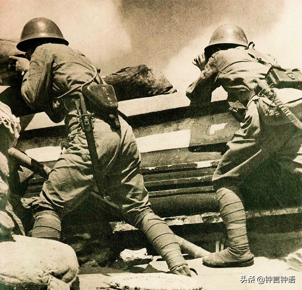 ͼ˵�ֻ��վ�½���ĵ���װ����Ь��