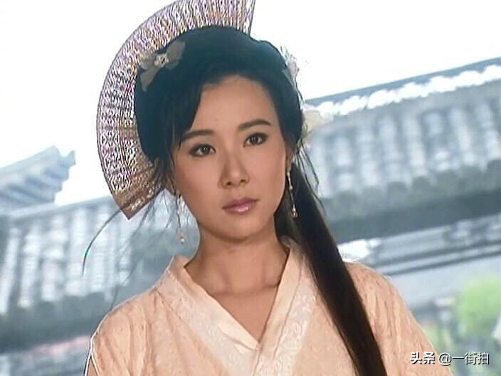 “台湾第一美人”萧蔷现身，紧身裤配百褶裙，秀51岁魔鬼身材