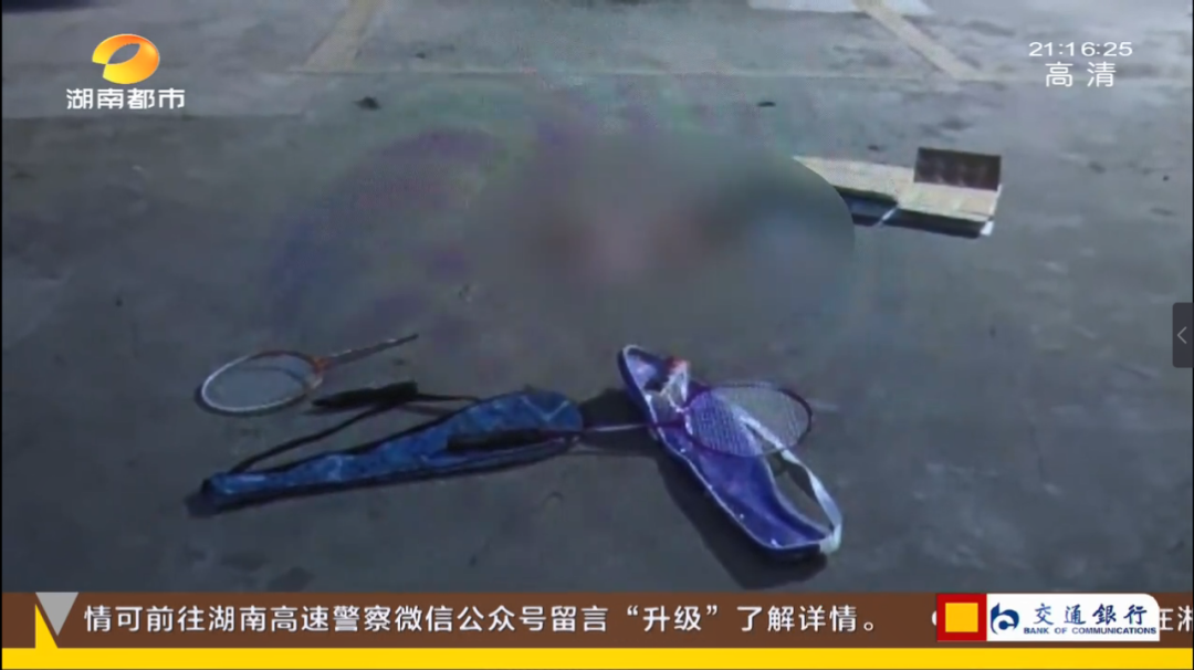 小伙哇亮羽毛球用品(痛心！湖南一男孩被断裂球拍击中身亡，“刚在校内超市新买的”)