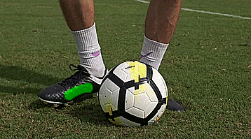 怎样学足球我是新手（五个初学者必会的足球基本技巧）