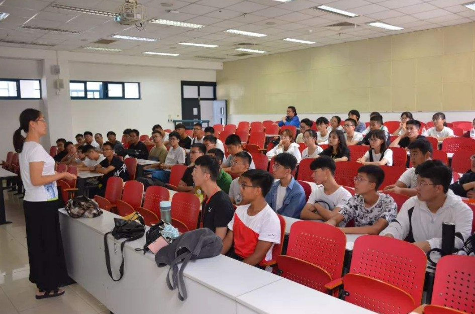 大一新生开学，应如何自我介绍，导员：做到两说两不说准新生注意