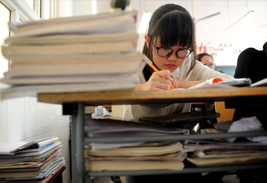 高考考生要求“更换”答题卡，遭监考老师拒绝，痛哭半小时也无用